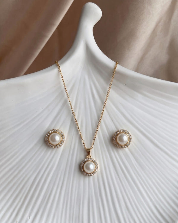 The Aurelia Pearl Halo Set